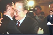 梦见淋浴李明博、朴槿惠给金文洙打气 鼓励其争取赢得韩国大选